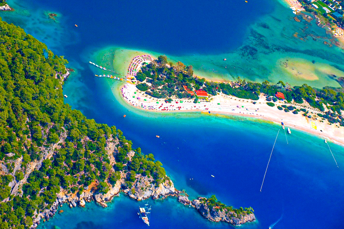 “Ölüdeniz” is a beautiful sea in Turkey.